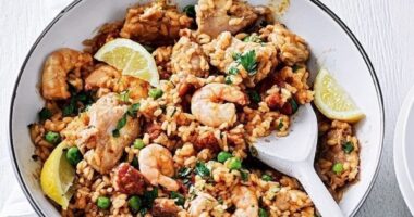 How to make chicken and prawn paella