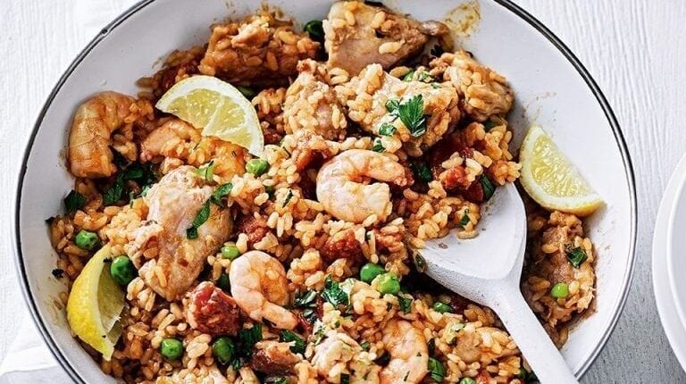 How to make chicken and prawn paella